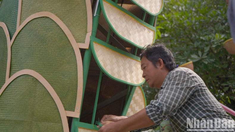 Workers carefully examine the scales of the dragons’ bodies. Workers carefully examine the scales of the dragons’ bodies.