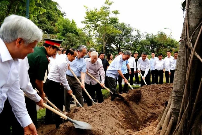 Party General Secretary Nguyen Phu Trong, Chinese Ambassador to Vietnam Xiong Bo, and other delegates plant the Vietnam - China friendship tree in August 2023. (Photo: VNA)
