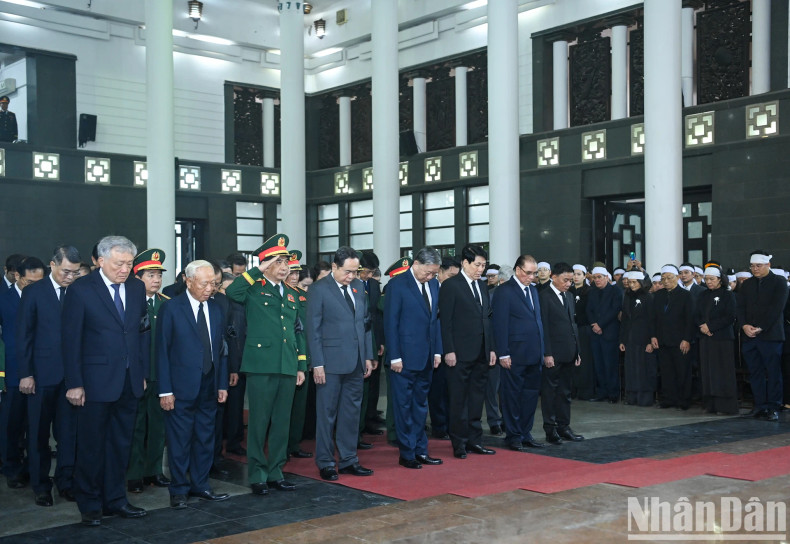 Leaders and former leaders of the Party and State pay their respects to General Nguyen Quyet. Leaders and former leaders of the Party and State pay their respects to General Nguyen Quyet.