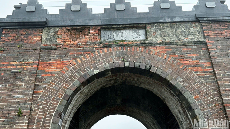 The main gate of Hai Van Gate has been restored, preserving its original values. (Photo: ANH DAO)