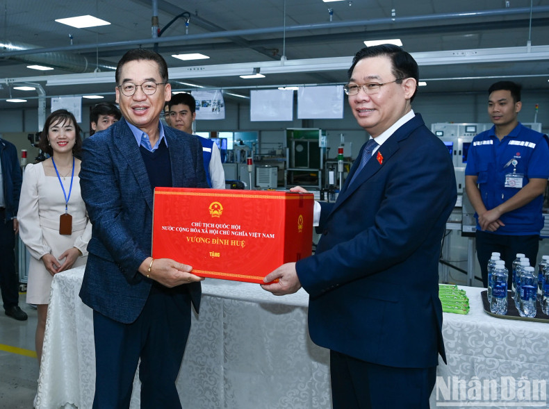 NA Chairman Vuong Dinh Hue presents gifts to Ohsung Vina Thai Binh Company.