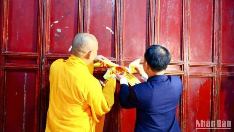 The ‘Khai Chi Mo Cua Den’ (temple door opening) ceremony, a crucial ritual during the Keo Pagoda Autumn Festival. The ‘Khai Chi Mo Cua Den’ (temple door opening) ceremony, a crucial ritual during the Keo Pagoda Autumn Festival.