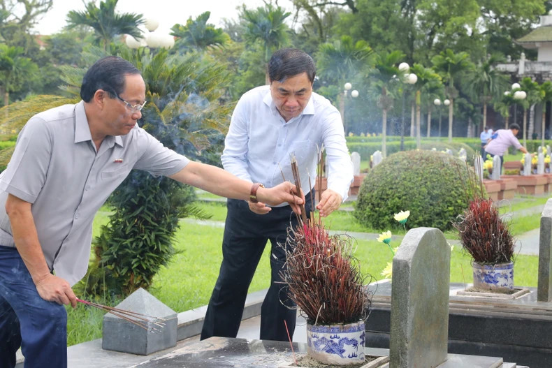 NA Vice Chairman Tran Quang Phuong, and Secretary of Dien Bien Provincial Party Committee Tran Quoc Cuong pay their respects to the fallen soldiers at the A1 Cemetery. NA Vice Chairman Tran Quang Phuong, and Secretary of Dien Bien Provincial Party Committee Tran Quoc Cuong pay their respects to the fallen soldiers at the A1 Cemetery.