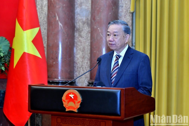General Secretary and President To Lam delivers a speech assigning duties to Deputy Prosecutor General Ho Duc Anh.
