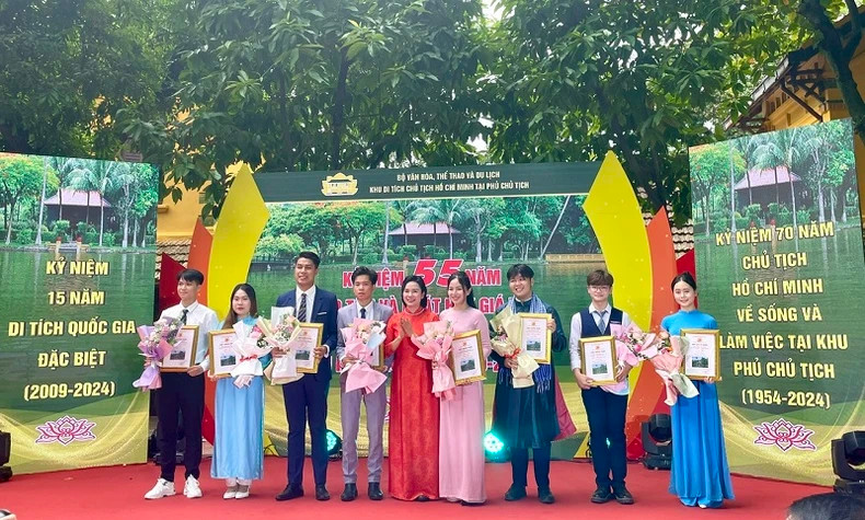 Awards for the “Tour Guide at the President Ho Chi Minh Relic Site in the Presidential Palace” contest were also presented. (Photo: TRANG ANH) Awards for the “Tour Guide at the President Ho Chi Minh Relic Site in the Presidential Palace” contest were also presented. (Photo: TRANG ANH)