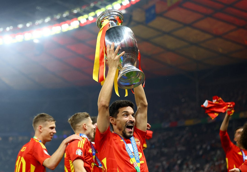Jesus Navas with the silver trophy. Jesus Navas with the silver trophy.