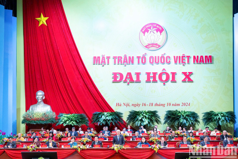 The Presidium chairs the Congress.