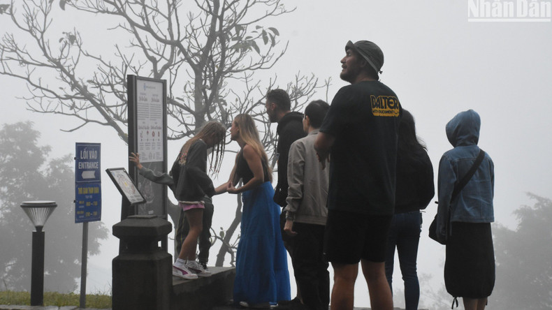 International tourists exploring the 3D digital map before visiting the Hai Van Gate relic site on the morning of December 17. (Photo: ANH DAO).