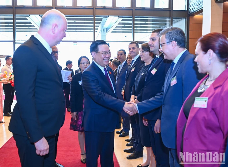 Speaker of the NA of Bulgaria Rossen Dimitrov Jeliazkov introduces members of the high-ranking delegation of Bulgarian NA to NA Chairman Vuong Dinh Hue. Speaker of the NA of Bulgaria Rossen Dimitrov Jeliazkov introduces members of the high-ranking delegation of Bulgarian NA to NA Chairman Vuong Dinh Hue.