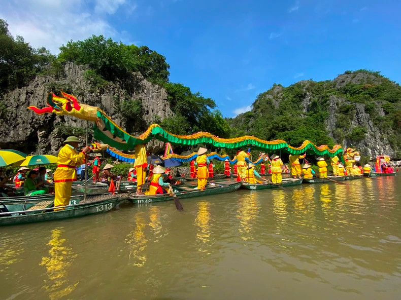 The Ngo Dong River is brilliant during the Tam Coc Yellow Festival. (Photo: Bao Ngoc)