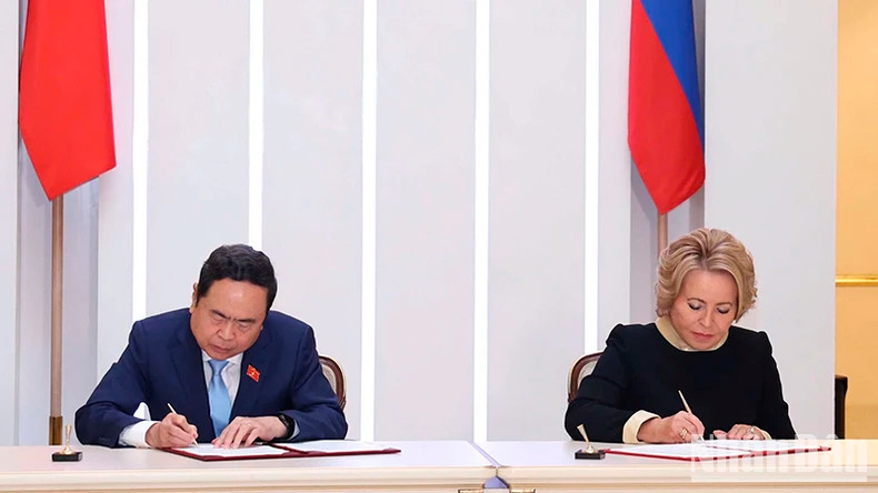 National Assembly Chairman Tran Thanh Man (left) and Speaker of the Federation Council of the Federal Assembly of the Russian Federation Valentina Ivanovna Matvienko sign a cooperation agreement between the Vietnamese NA and the Federation Council of Russia. (Photo: VNA)