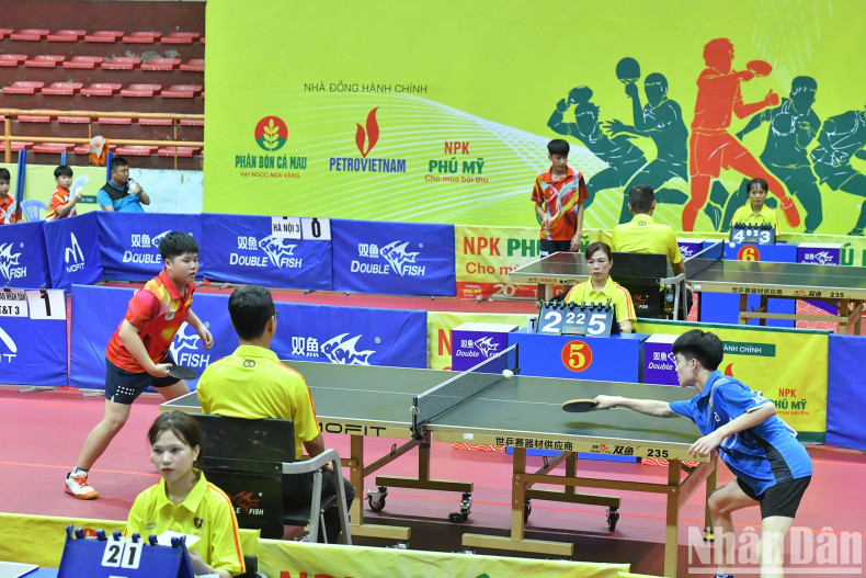 The players are competing fiercely to bring their team to the quarterfinals of the men's and women's team events. The players are competing fiercely to bring their team to the quarterfinals of the men's and women's team events.