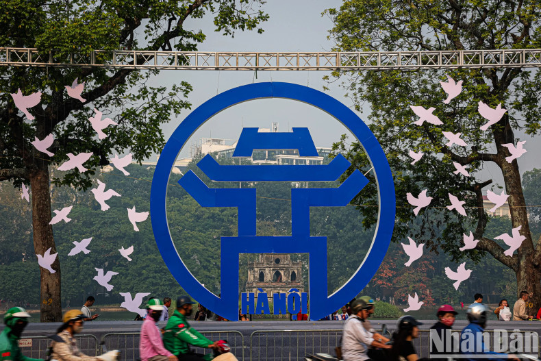 The symbol of Hanoi in front of the statue of King Ly Thai To is a highlight in the area around Hoan Kiem Lake. The symbol of Hanoi in front of the statue of King Ly Thai To is a highlight in the area around Hoan Kiem Lake.