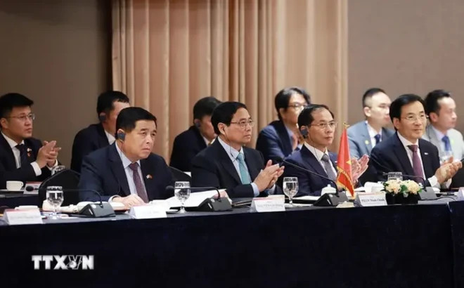 Prime Minister Pham Minh Chinh at a working session with major Korean companies. (Photo: VNA)
