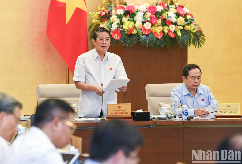 Following the opening ceremony, under the moderation of NA Vice Chairman Nguyen Duc Hai, the NA Standing Committee commented on the supplementary assessment report on the implementation results of socio-economic development and state budget tasks in 2023, and the implementation of the socio-economic development and state budget plans in the first months of 2024.