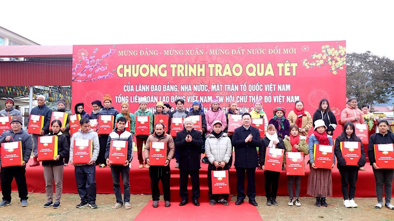 VFFCC President Do Van Chien gives Tet gifts to policy beneficiary families of Cho Don District. (Photo: VU GIANG)