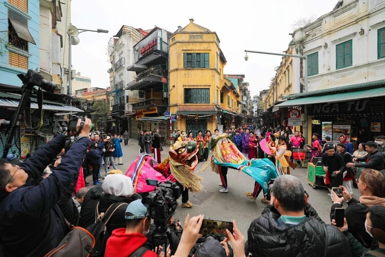 The procession traverses many streets from around Hanoi’s Old Quarter to Kim Ngan Communal House. The procession traverses many streets from around Hanoi’s Old Quarter to Kim Ngan Communal House.