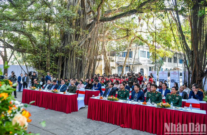 The delegates attend the opening ceremony for the exhibition.