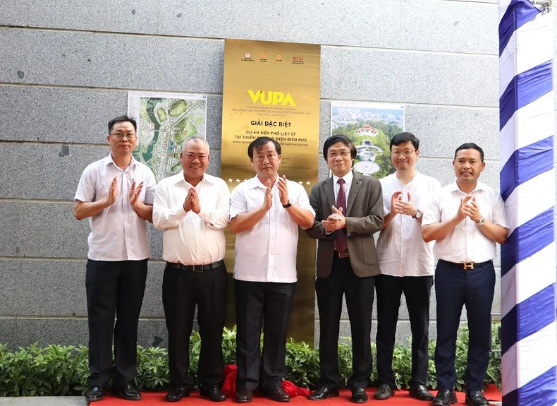 The bronze signboard of "SPECIAL PRIZE" is mounted at the Dien Bien Phu Battlefield Martyrs' Temple.