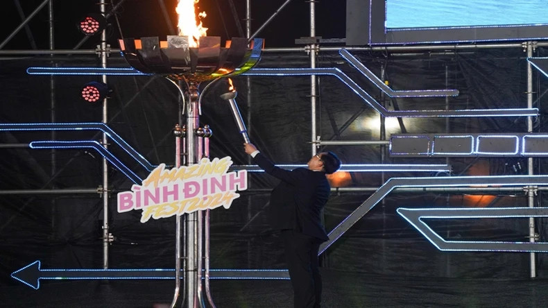 Secretary of Binh Dinh Provincial Party Committee Ho Quoc Dung lit the torch to open the festival. Secretary of Binh Dinh Provincial Party Committee Ho Quoc Dung lit the torch to open the festival.