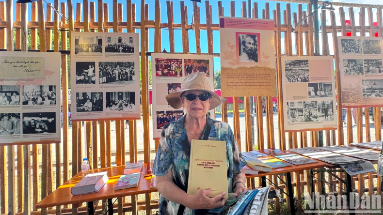 Irene Piorre, a political researcher in Lisbon, noted Vietnam's steadfastness on the path towards socialism. Holding the book by the late Party General Secretary Nguyen Phu Trong, she expressed confidence that under the leadership of the Communist Party of Vietnam, the country would continue to develop.
