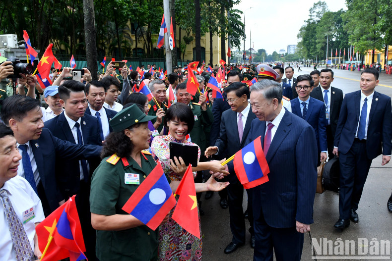 The veterans and citizens of Hanoi enthusiastically greet the two top leaders.