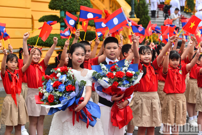 Hanoi children welcome General Secretary of the LPRP Central Committee and President of Laos Thongloun Sisoulith and his spouse, along with the accompanying high-level delegation, during their visit to Vietnam. Hanoi children welcome General Secretary of the LPRP Central Committee and President of Laos Thongloun Sisoulith and his spouse, along with the accompanying high-level delegation, during their visit to Vietnam.