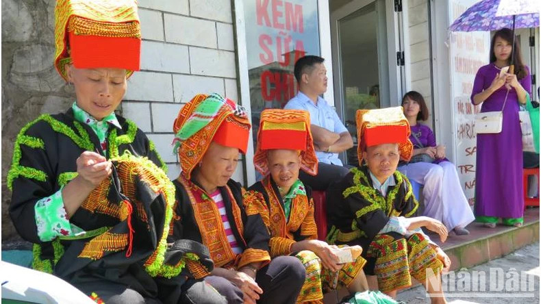 Traditional costume of Dao women in Mau Son.
