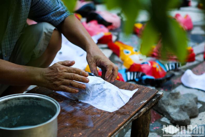 Each mask is made from a different cement mould, where layers of paper are placed and coated with paste. Each mask is made from a different cement mould, where layers of paper are placed and coated with paste.