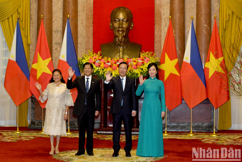 President Vo Van Thuong and his spouse and Philippine President Ferdinand Romualdez Marcos Jr. and his spouse at the welcome ceremony.