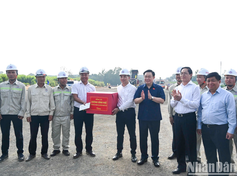 NA Chairman Vuong Dinh Hue presents gifts to the project's contractors and construction units.