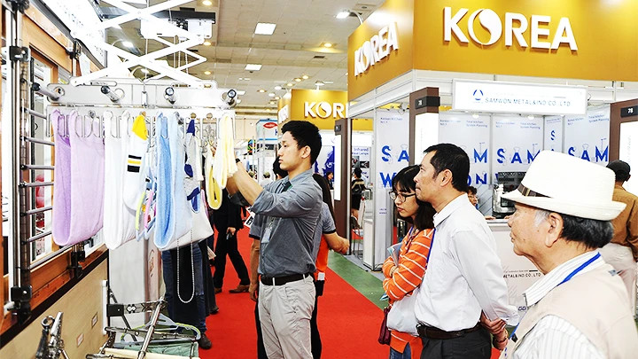 People are interested in the RoK’s consumer products at an exhibition on industrial goods. (Photo: NAM HAI) People are interested in the RoK’s consumer products at an exhibition on industrial goods. (Photo: NAM HAI)