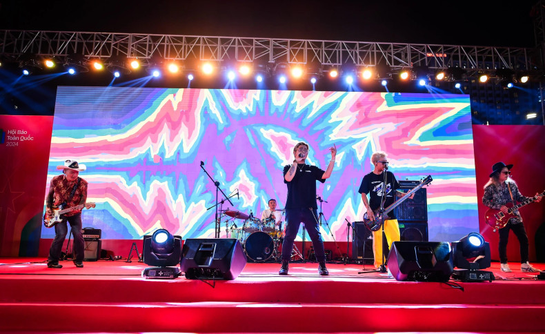 The appearance of Microwave, one of the legends of Vietnamese rock music, creates an “explosive atmosphere” on the stage.