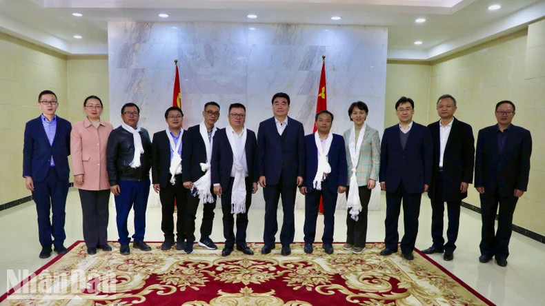 Nhan Dan Newspaper’s delegates pose for a photo with leaders of the Xizang Autonomous Region. Nhan Dan Newspaper’s delegates pose for a photo with leaders of the Xizang Autonomous Region.