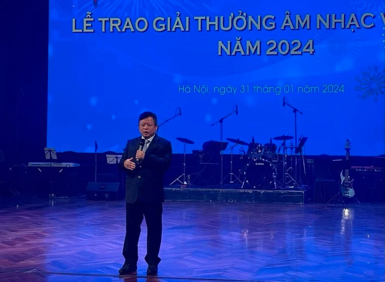 Assoc. Prof. Dr. Musician Do Hong Quan speaks at the awards ceremony.