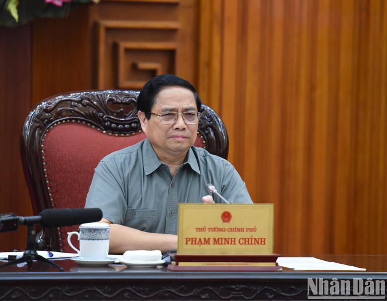 PM Pham Minh Chinh delivers directives at the meeting.