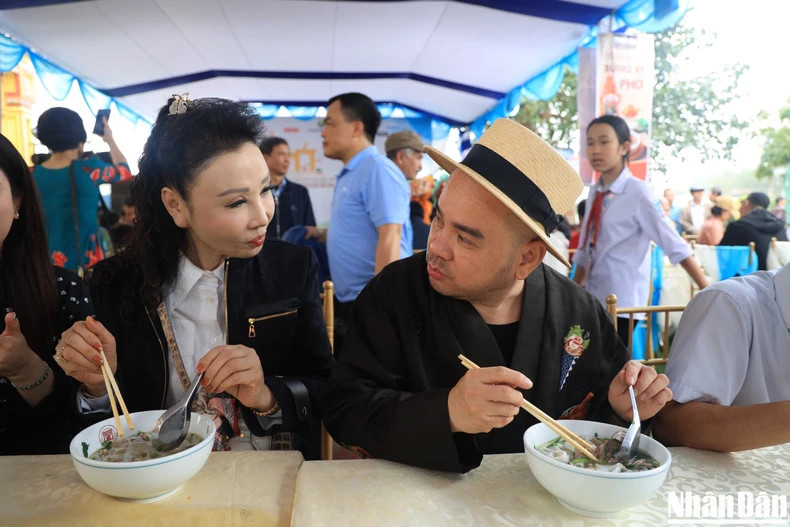 Duong Quoc Nam was present at the festival early in the morning to enjoy the bowls of delicious ‘pho’. Duong Quoc Nam was present at the festival early in the morning to enjoy the bowls of delicious ‘pho’.