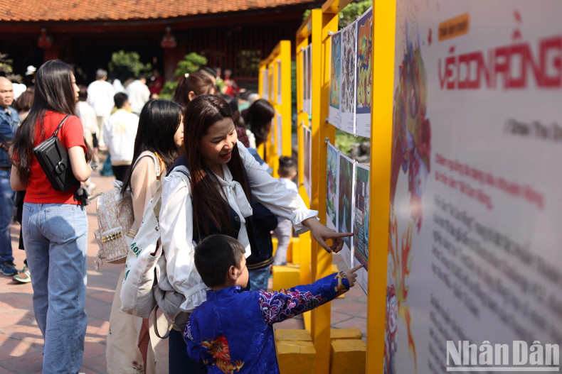 Inside the Temple of Literature, an exhibition features 80 illustrations of dragons by more than 75 artists. Inside the Temple of Literature, an exhibition features 80 illustrations of dragons by more than 75 artists.