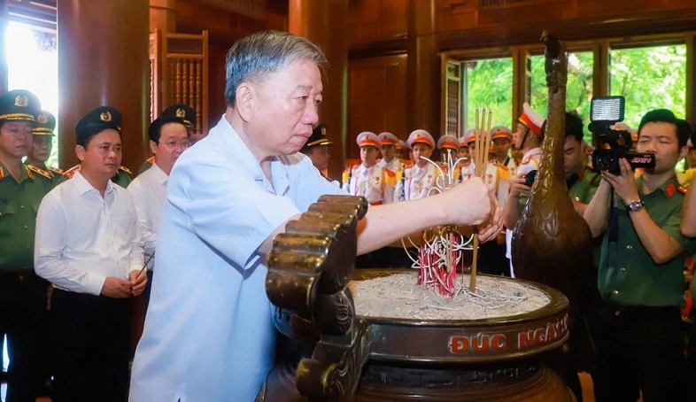 The delegates offer incense at the Uncle Ho Memorial House.