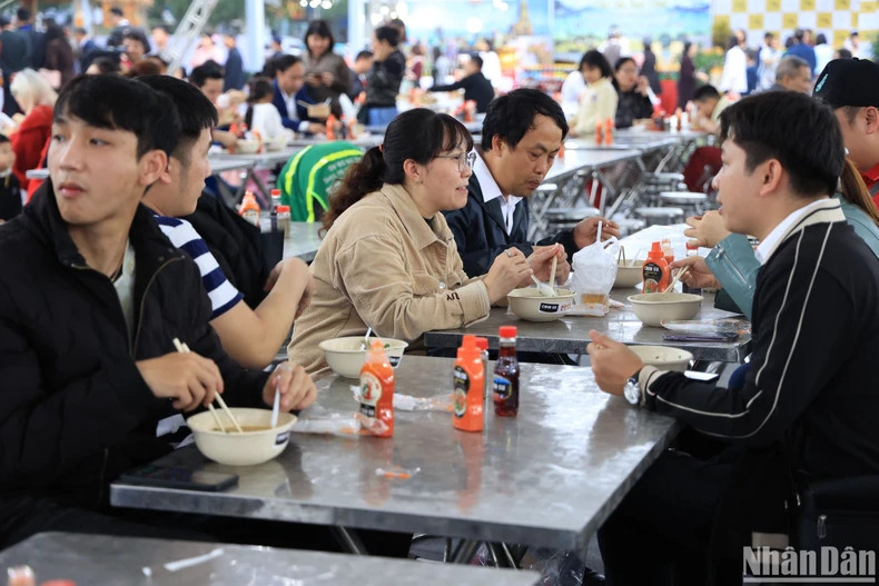 Nam Dinh people have a typical ‘pho’ eating culture to enjoy the flavour of each bowl of ‘pho’ to the fullest. Nam Dinh people have a typical ‘pho’ eating culture to enjoy the flavour of each bowl of ‘pho’ to the fullest.