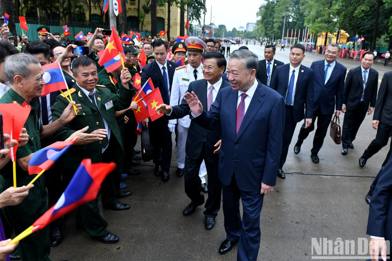 The veterans welcome Party General Secretary and President To Lam and Lao Party General Secretary and President Thongloun Sisoulith.
