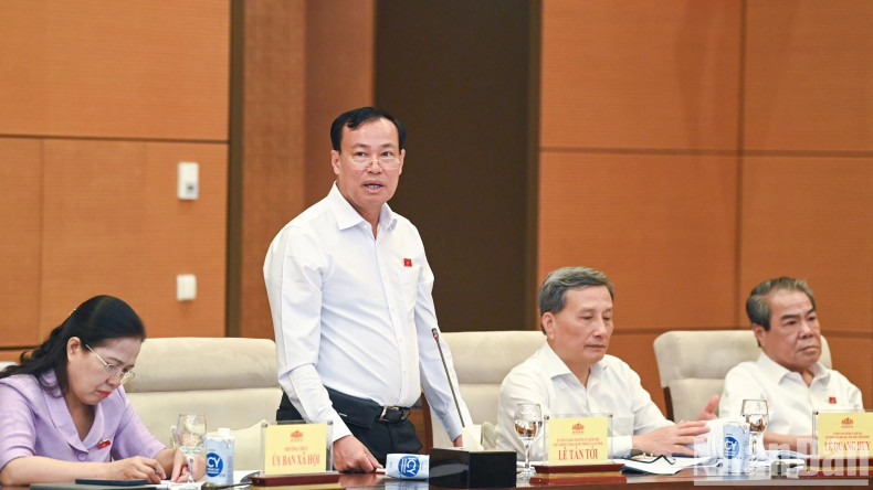 Chairman of the NA Committee for Defence and Security Le Tan Toi speaks at the meeting.