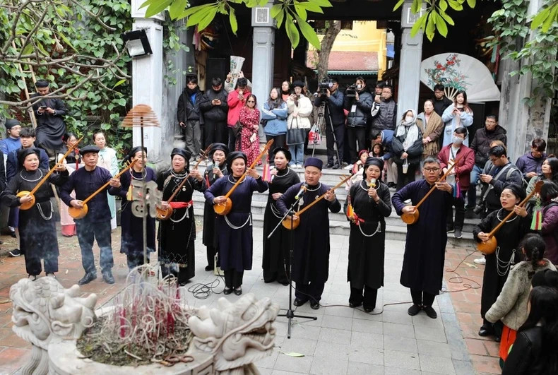 A performance of Then singing and Tinh flute at Kim Ngan Communal House. A performance of Then singing and Tinh flute at Kim Ngan Communal House.