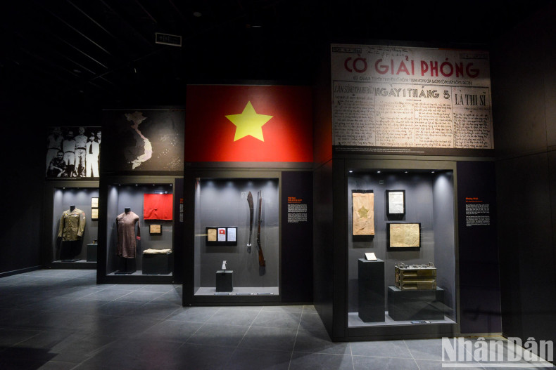 The museum is not merely a facility for displaying war history but also creates a communal space for visitors to interact and experience the struggle for national independence by the heroic Vietnam People's Army.
