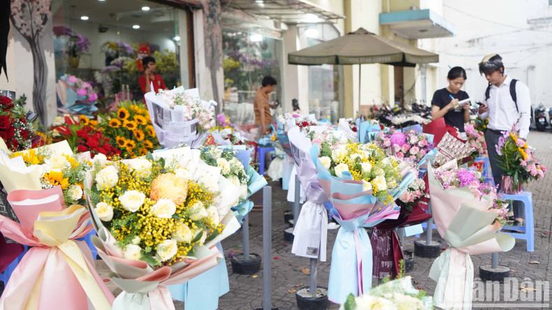 Flowers are pre-packaged into bouquets or baskets for retail customers to choose. The selling price mainly ranges from 100,000 - 500,000 VND per bouquet.