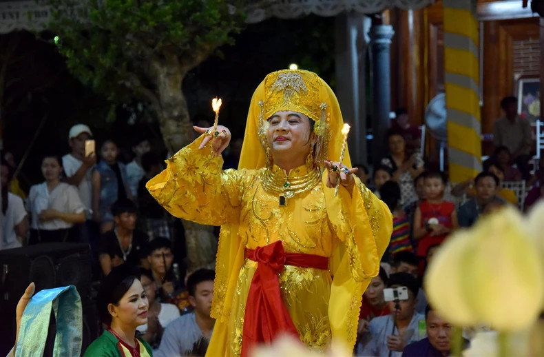 The ritual of "hau dong" (spirit mediumship) is an essential part of the worship of Mother Goddesses. (Photo: DANG KHOA) The ritual of "hau dong" (spirit mediumship) is an essential part of the worship of Mother Goddesses. (Photo: DANG KHOA)