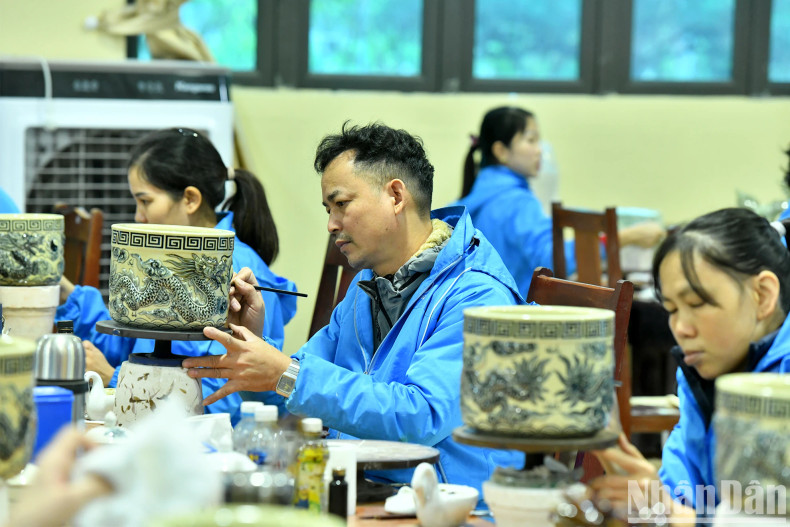 Chu Dau ceramic products are handcrafted with the talented hands of artisans and workers. Chu Dau ceramic products are handcrafted with the talented hands of artisans and workers.