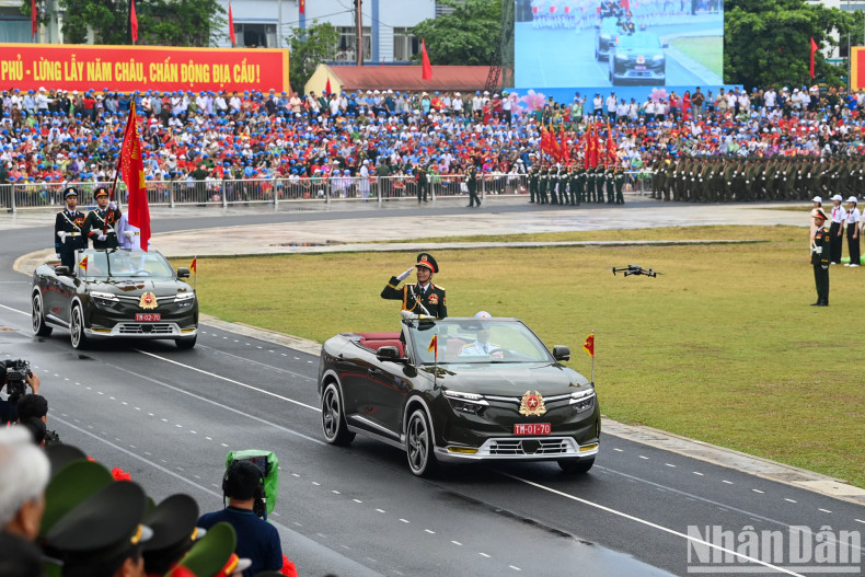 The formation of the military flag, commanded by Lieutenant General Nguyen Trong Binh, Deputy Chief of the General Staff of the Vietnam People's Army, leads the People's Army and the militia and self-defense forces.