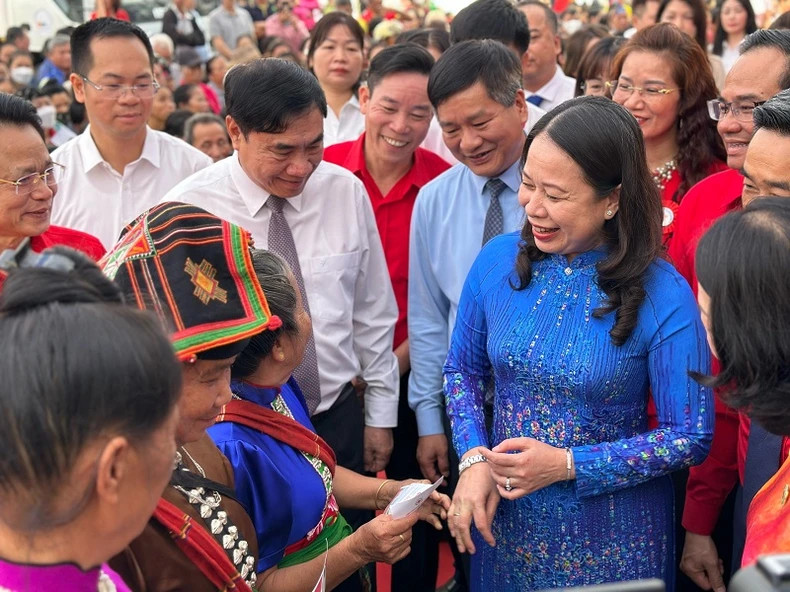 Acting President Vo Thi Anh Xuan encourages people in Dien Bien Province who participated in activities within the framework of Humanitarian Month. Acting President Vo Thi Anh Xuan encourages people in Dien Bien Province who participated in activities within the framework of Humanitarian Month.