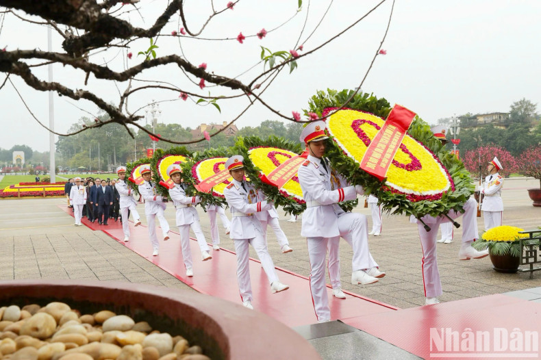 On the wreath of the delegation, there is the inscription: "Eternal gratitude to the great President Ho Chi Minh".